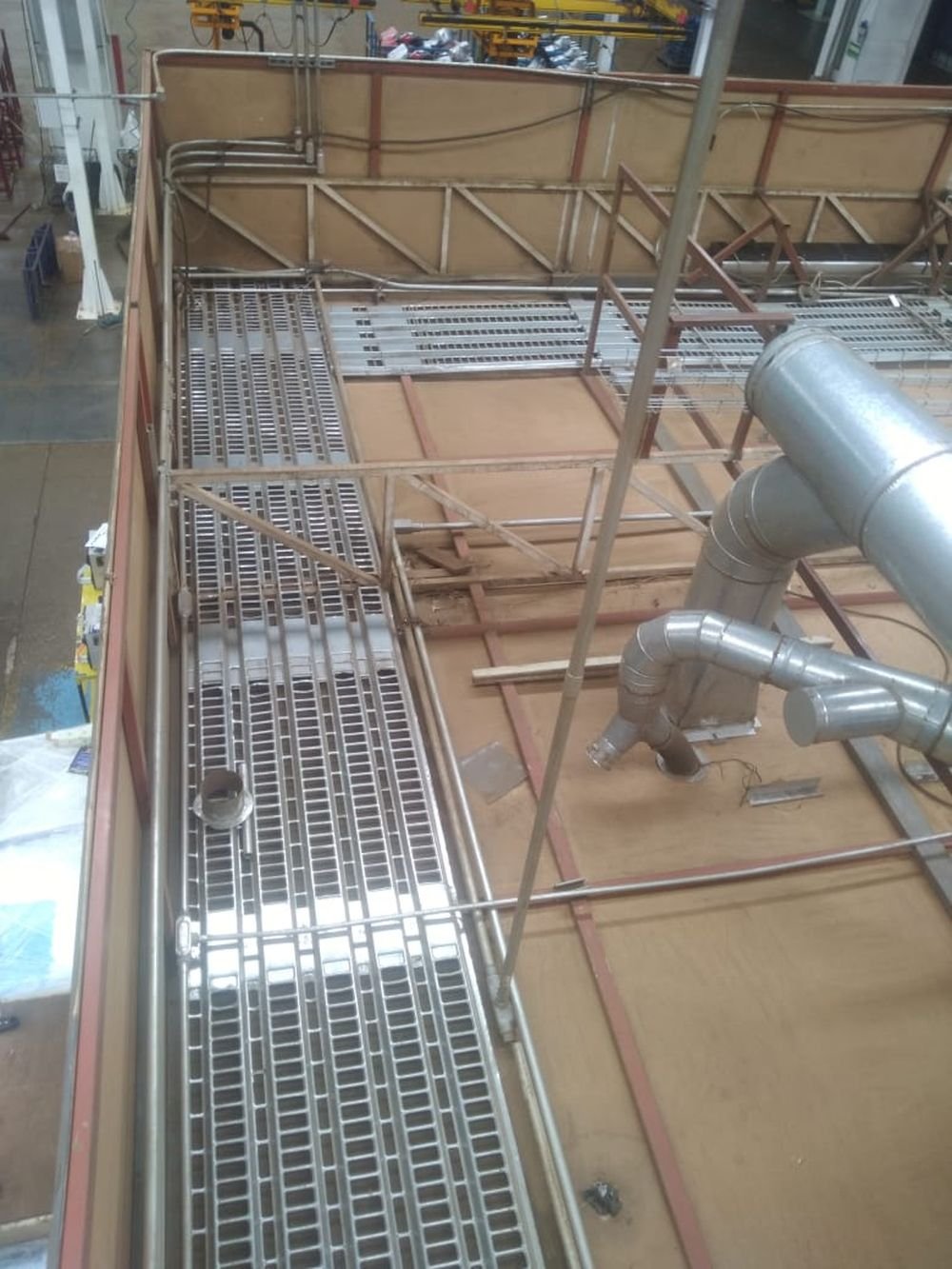 Instalación de ductería en planta